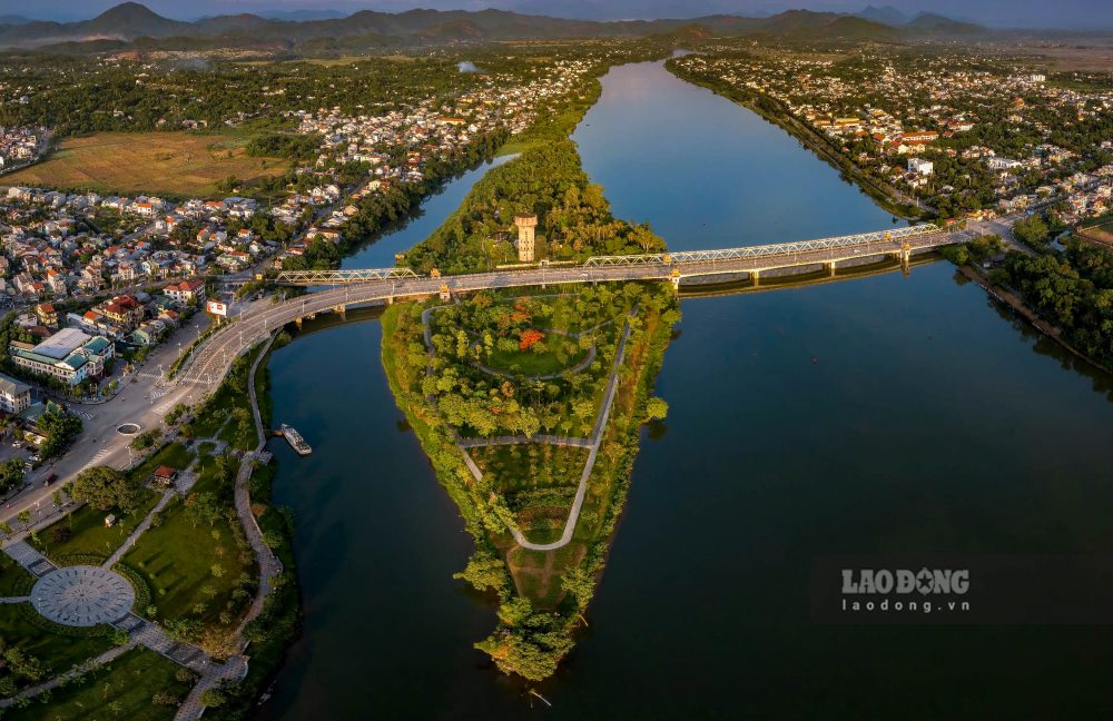 Con Da Vien – “oc dao” hinh thoi noi bat giua song Huong, von la vung dat boi co dien tich khoang 10,5ha, nam chech ve phia Tay Nam Kinh thanh Hue. Noi day tung duoc ky vong se tro thanh diem nhan moi trong he thong canh quan ven song Huong khi chinh quyen dia phuong quyet dinh dau tu chinh trang toan dien.