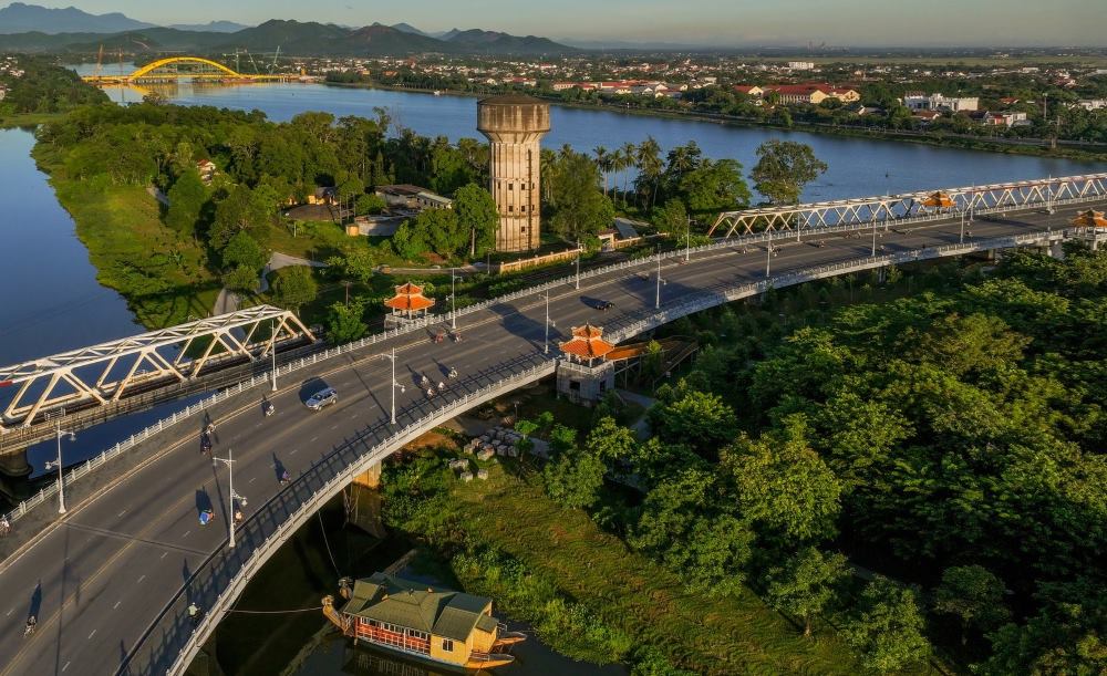 Lien quan den van de tren, trao doi voi PV Bao Lao Dong, dai dien Trung tam Cong vien Cay xanh quan Thuan Hoa (don vi thuc hien chinh trang con Da vien) cho biet,