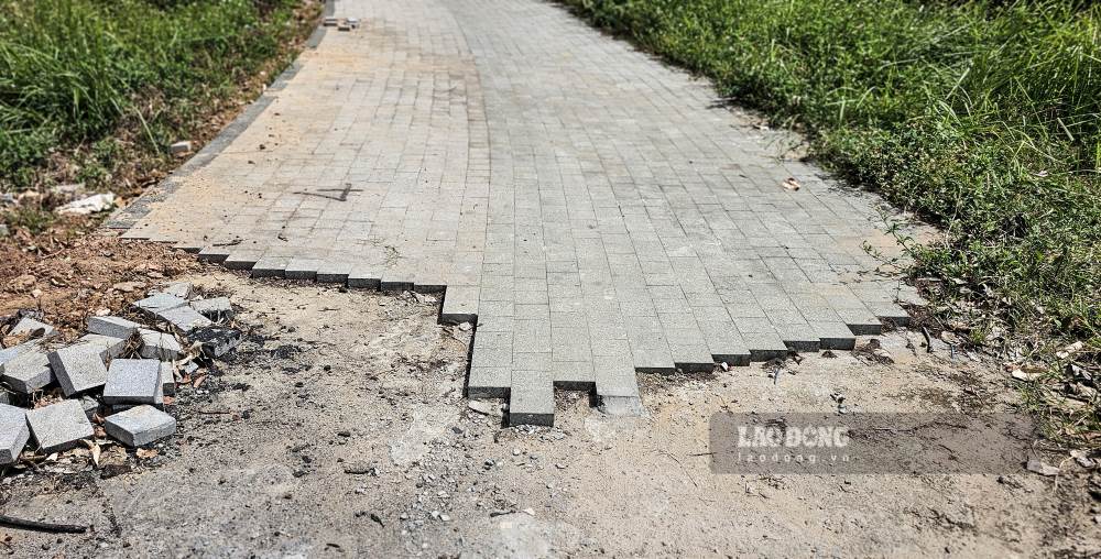 Nhung doan duong dang lat da granite dang do thi thi cong tam dung, vat lieu da bi chat dong, phu co, nam ngon ngang tren mat bang chua duoc san gat dong bo.