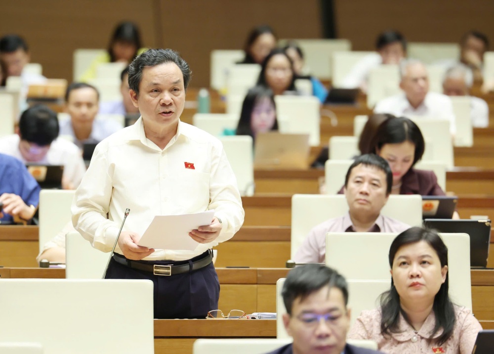 Đại biểu Hoàng Văn Cường góp ý vào dự án Luật Đường sắt sửa đổi. Ảnh: Phạm Đông