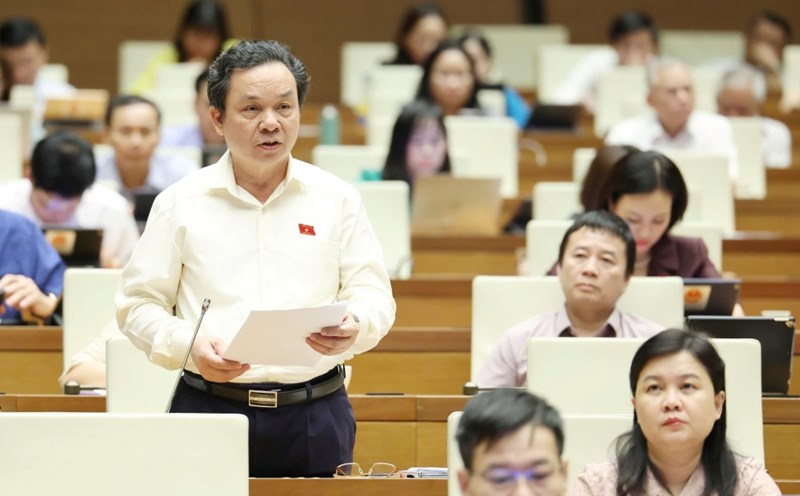 Delegate Hoang Van Cuong commented on the draft revised Railway Law. Photo: Pham Dong