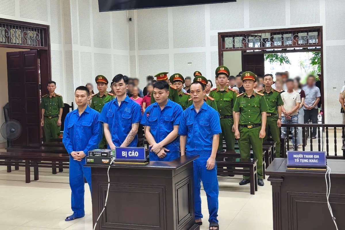 Phiên tòa xét xử sơ thẩm đối với 4 bị cáo về tội “Tổ chức cho người khác xuất cảnh trái phép”. Ảnh: Công an Quảng Ninh