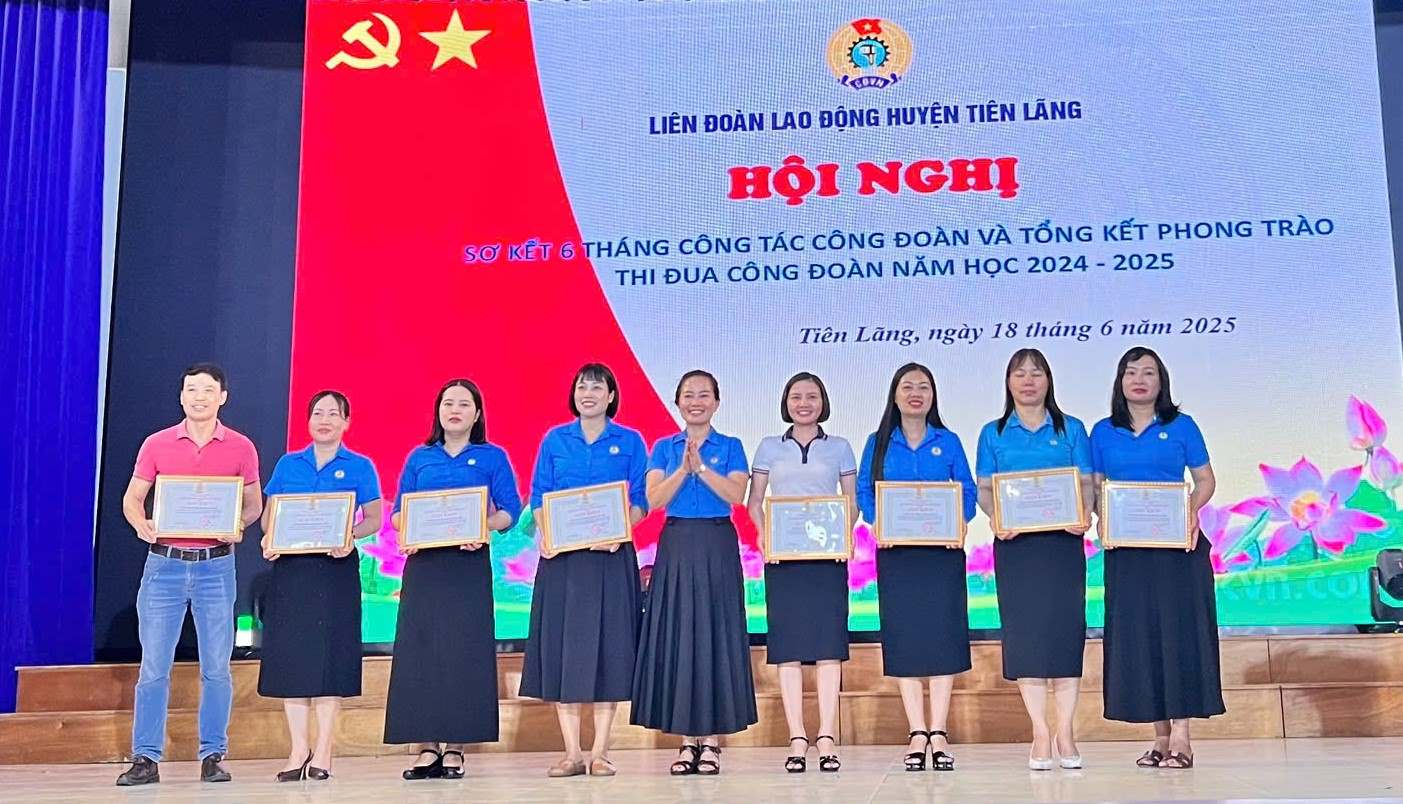 Lanh dao LDLD huyen Tien Lang khen thuong cac tap the, ca nhan co thanh tich xuat sac. Ảnh: Huong Mai