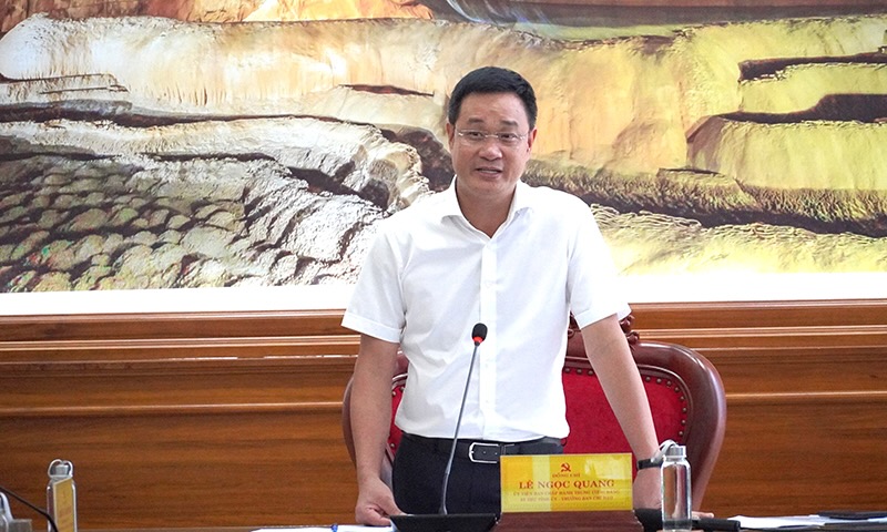 El secretario del Comite del Partido Provincial de Quang Binh, dijo que las dos provincias se completaron con urgencia, se presentaron a la aprobacion del plan para organizar la sede, manejar la sede redundante y renovar las casas oficiales. Foto: Van Xuan