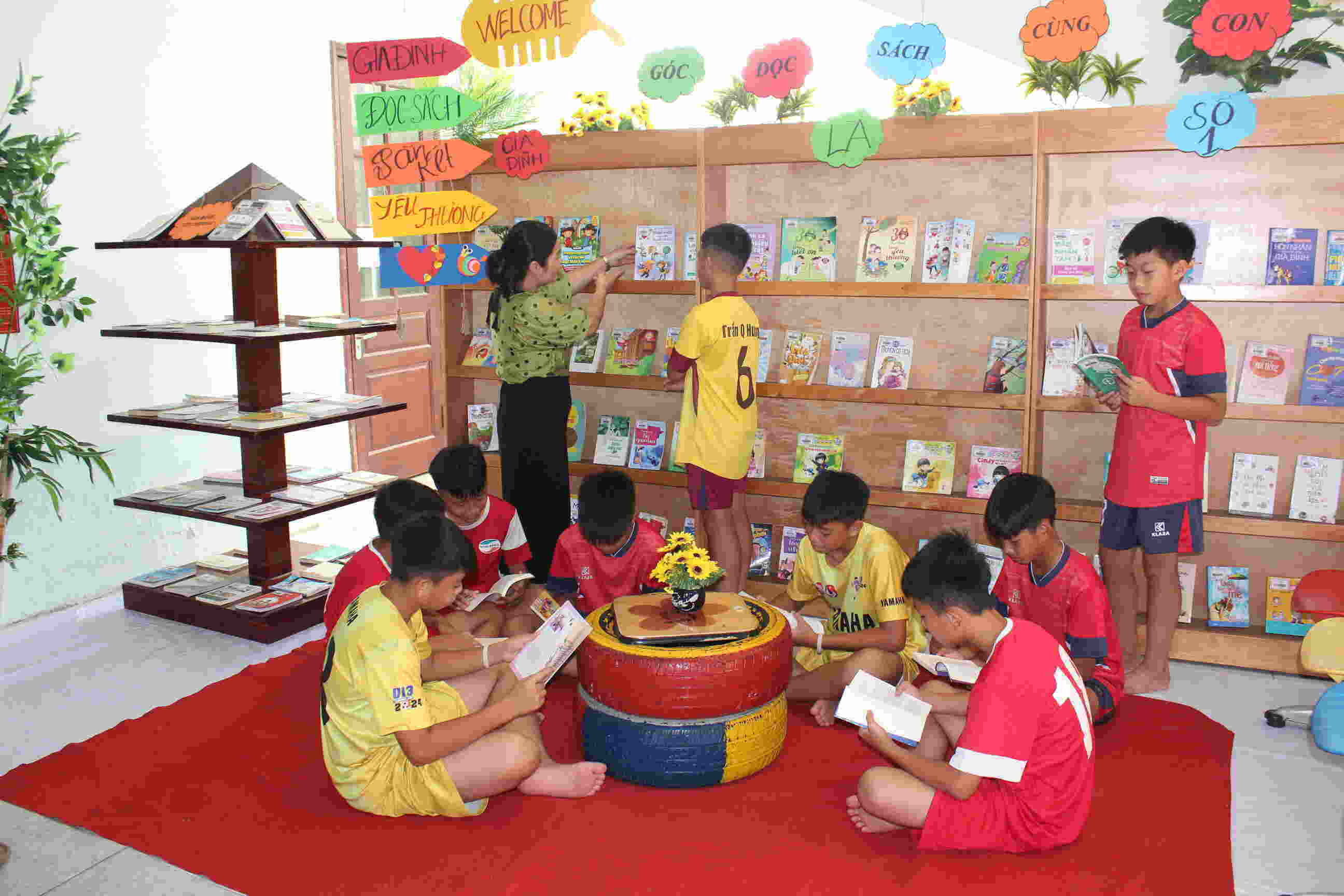 La Biblioteca Provincial organiza una pantalla para introducir libros en la esquina de Reading con su hijo "Lectura familiar - Integrando el amor". Foto: Hai Duong Provincial E -Portal