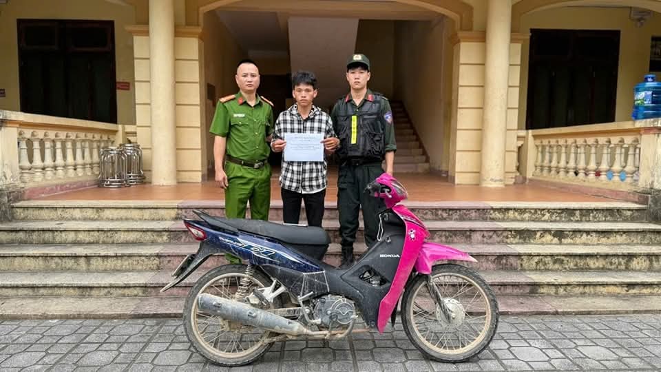 Bắt đối tượng cướp giật tài sản. Ảnh: Công an Hà Giang