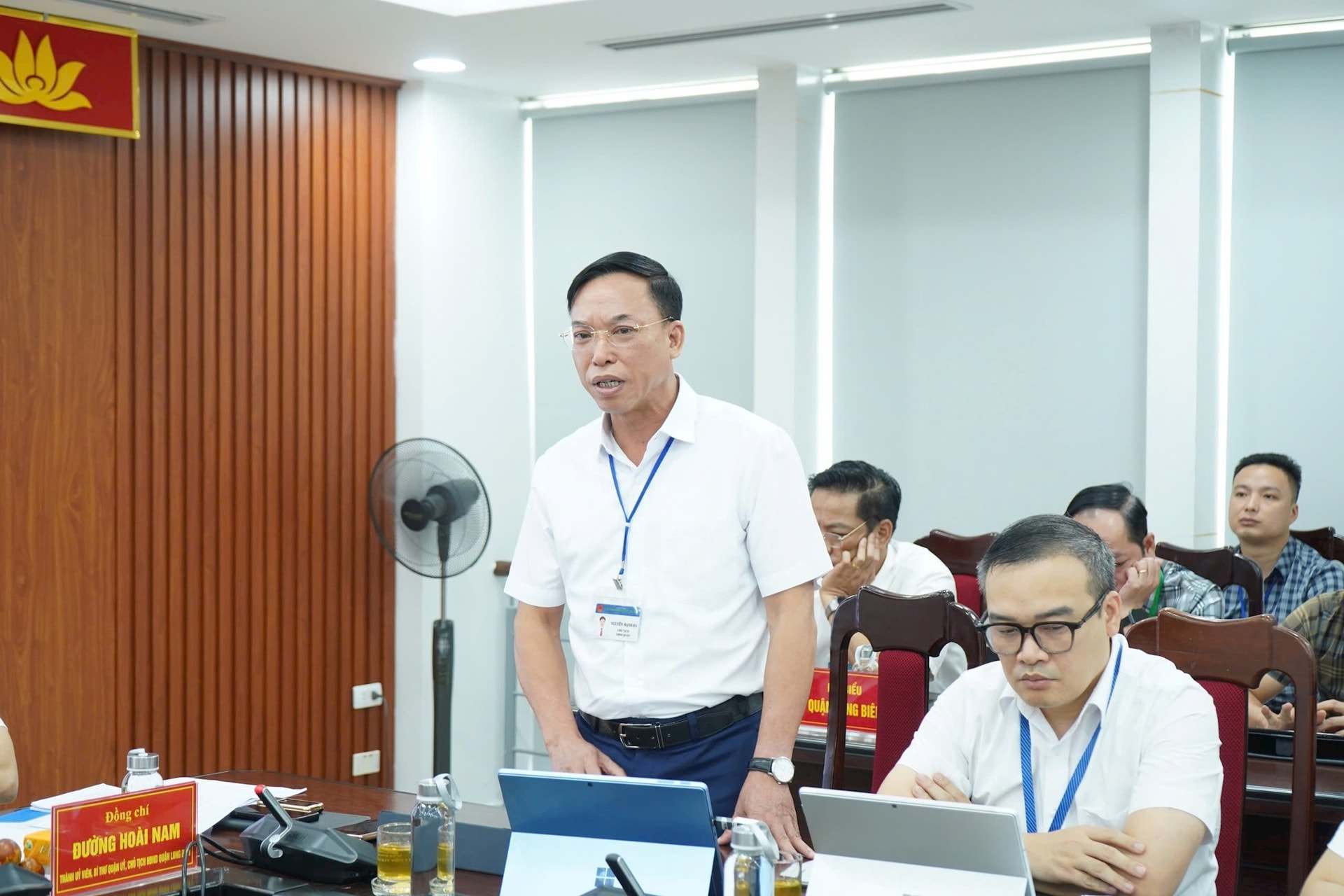 Pho Bi thu Quan uy, Chu tich UBND quan Long Bien Nguyen Manh Ha bao cao tai cuoc lam viec. Anh: Hien Luong