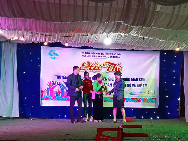 Phan thi san khau hoa ve dinh kien gioi trong hoi thi truyen thong tai xa An Nghia. Anh: Binh khang