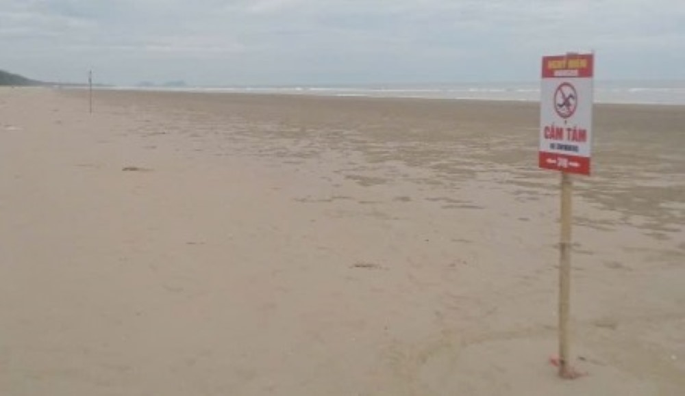 An old man and an old woman died on Xuan Thanh beach. Photo: Ba Thang