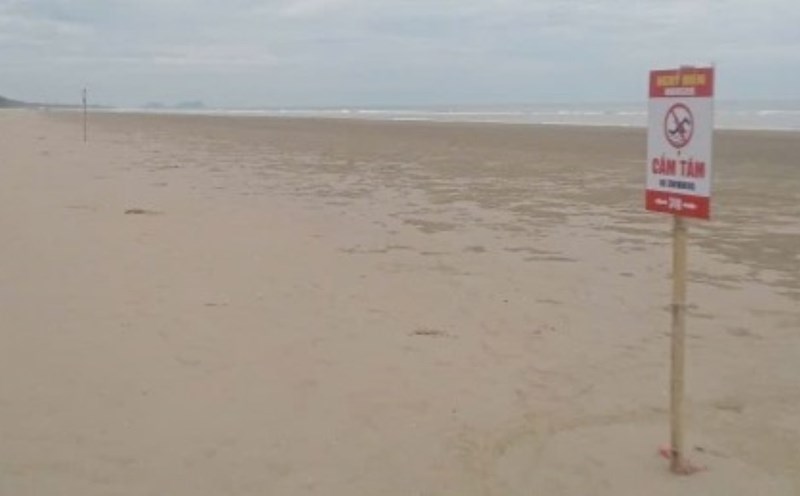 An old man and an old woman died on Xuan Thanh beach. Photo: Ba Thang