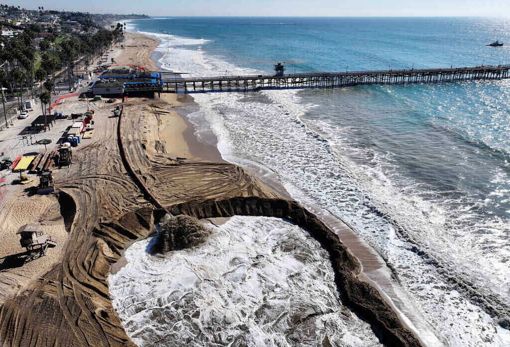 Drone images clearly show the huge workload and changes in the landscape and environment of the coastal renovation project in California (USA) in 2024. Photo: AFP