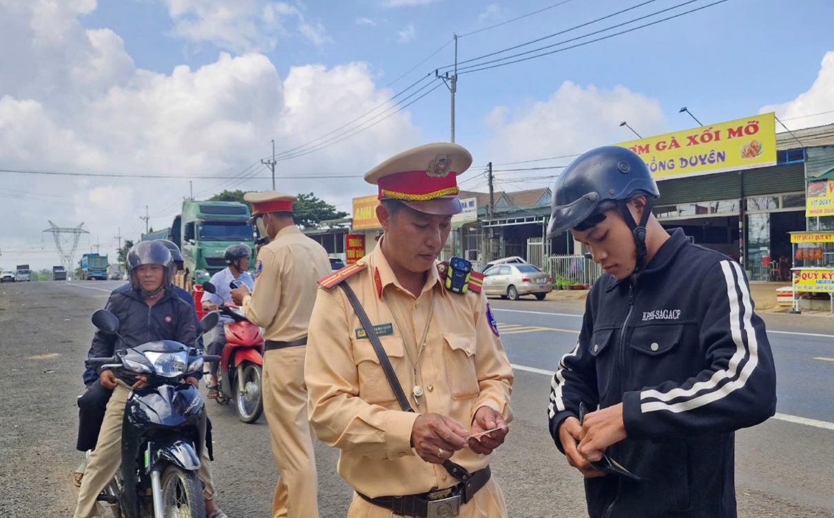 Dak Nong Traffic Police force strengthens patrolling and control work in the area. Photo: Phuong Thanh