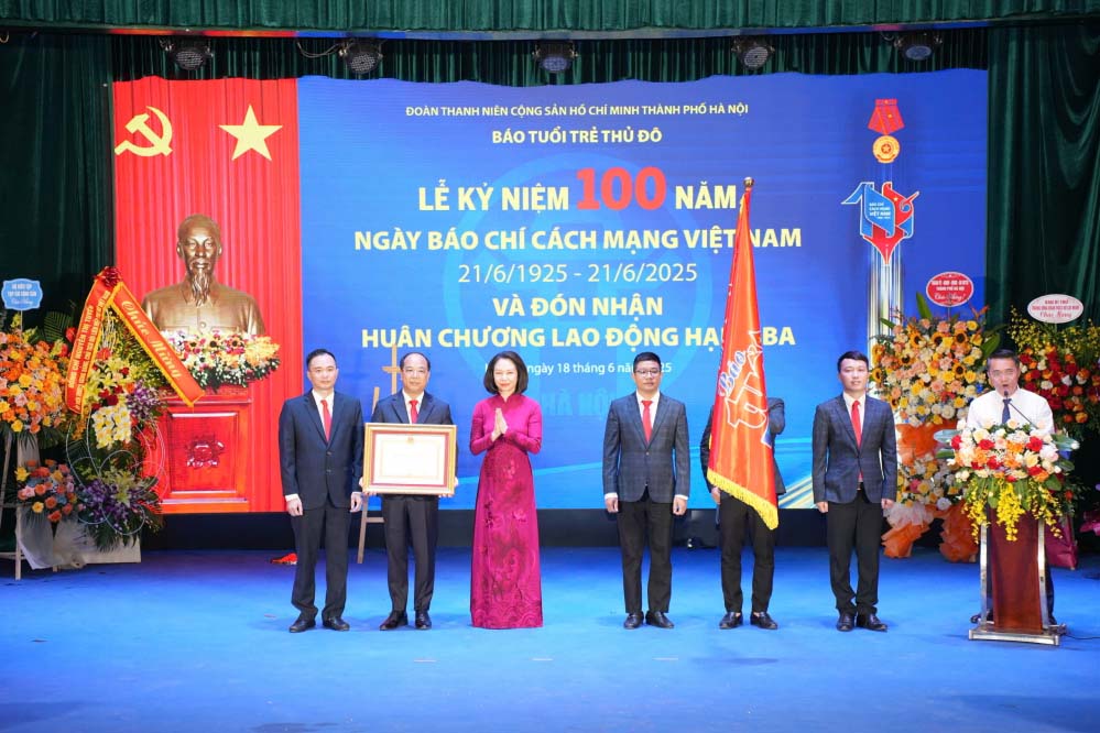 Authorized by the President, Ms. Vu Thu Ha - Vice Chairman of the Hanoi People's Committee - awarded the Third Class Labor Medal to the Capital Youth Newspaper. Photo: Thai Son