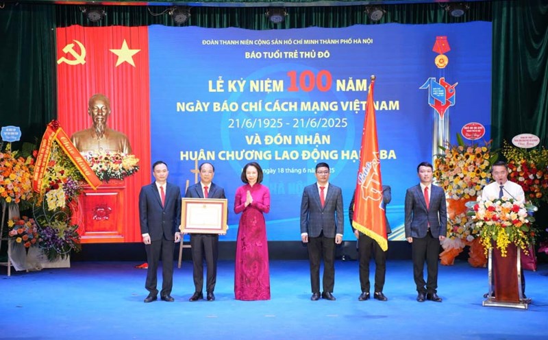 Authorized by the President, Ms. Vu Thu Ha - Vice Chairman of the Hanoi People's Committee - awarded the Third Class Labor Medal to the Capital Youth Newspaper. Photo: Thai Son