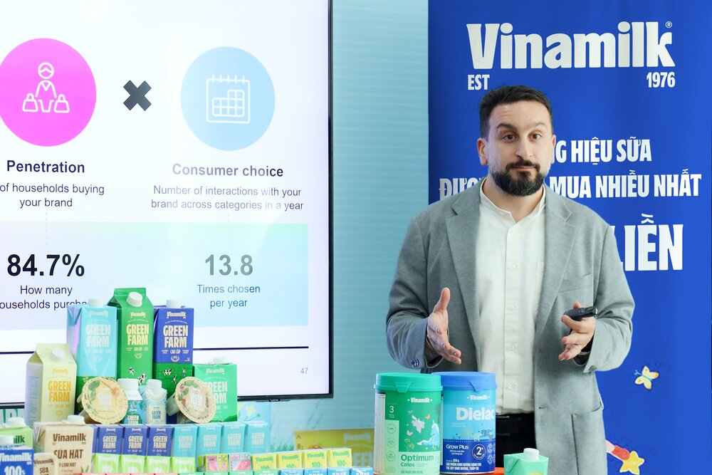 Ong Peter Christou - Tong giam doc Kantar Vietnam, Worldpanel Division - chia se ve ket qua cua bao cao Dau chan thuong hieu. Anh: Nguyen Phuong.
