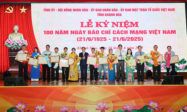 The Chairman of Khanh Hoa Provincial People's Committee presented certificates of merit to collectives and individuals on the occasion of the 100th anniversary of the Vietnam Revolutionary Press Day. Photo: Ba Duy