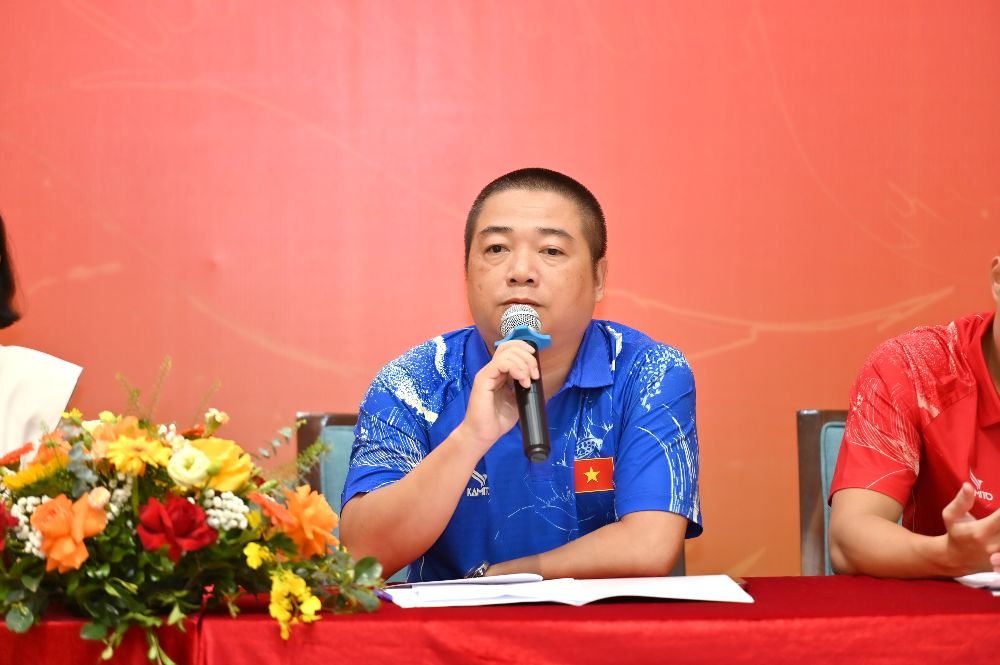 Huan luyen vien Vu Van Trung cua tuyen bong ban Viet Nam. Anh: Kamito