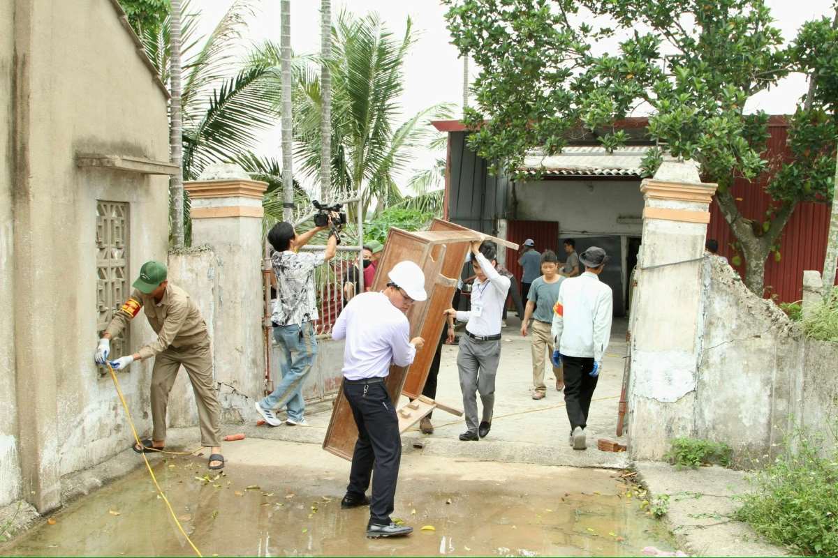 El distrito de Duong Kinh organiza la aplicacion de la adquisicion de tierras y el movimiento inmobiliario para hogares e individuos. Foto: Hai Phong E -Portal