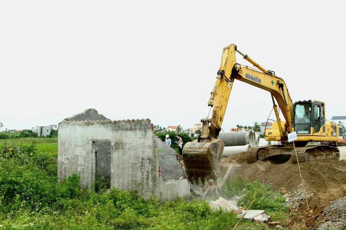 Den 11h30’ ngay 18/6/2025, quan Duong Kinh co ban hoan thanh cong tac cuong che 07 truong hop dat 5% de phuc vu du an xay dung tuyen duong Hai Phong va du an khu do thi Vinhome tren dia ban phuong Hoa Nghia