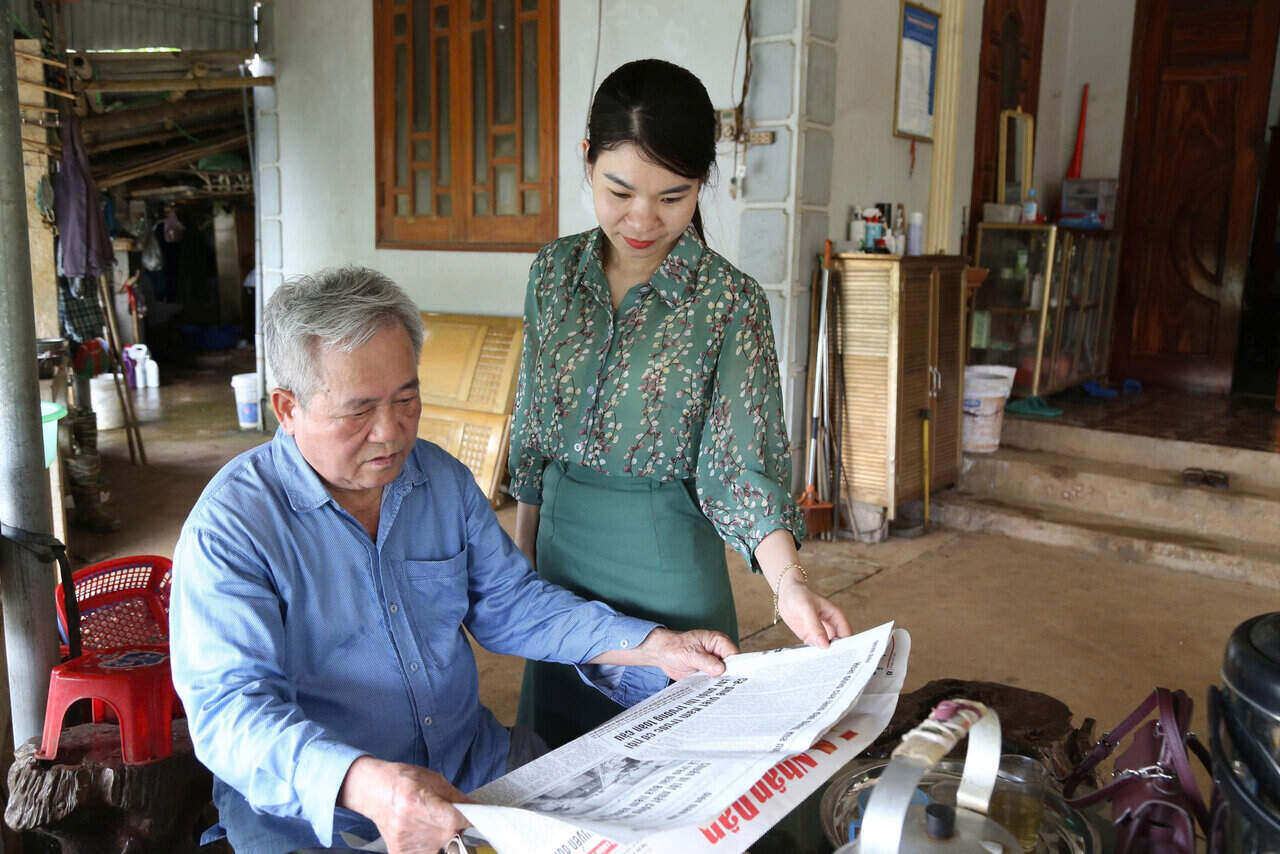 El oficial judicial de Vu Binh Commune intercambio informacion legal con personas de buena reputacion en la aldea. Foto: Binh Khang