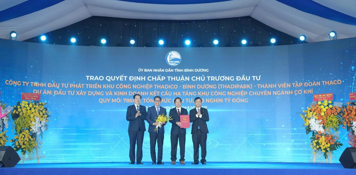 El viceprimer ministro Mai Van Chinh y el Sr. Vo Van Minh - Presidente del Comite Popular de Binh Duong otorgaron la decision de aprobar la politica de inversion para Thaco Group. Foto: Dinh Trong