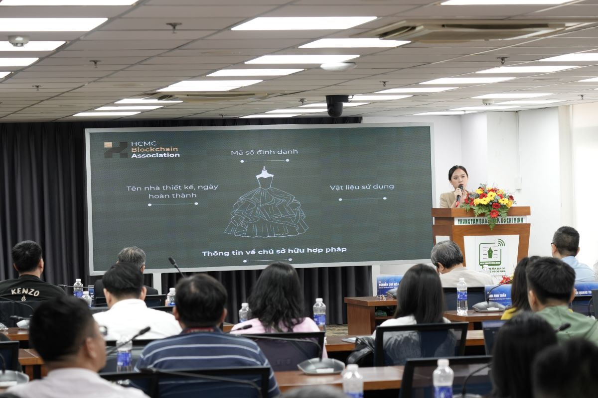 Representante de la Asociacion Ho Chi Minh City Blockchain propuso soluciones para combatir bienes falsificados, trazabilidad de los productos. Foto: Xuan Tien