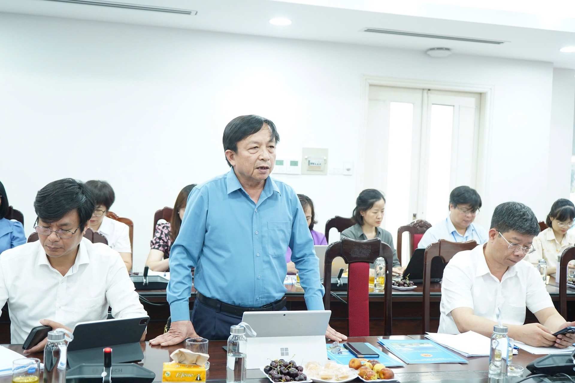 Pho Giam doc So Noi vu Ha Noi Nguyen Chi Doan giai dap cac kien nghi cua can bo quan Long Bien. Anh: Hien Luong
