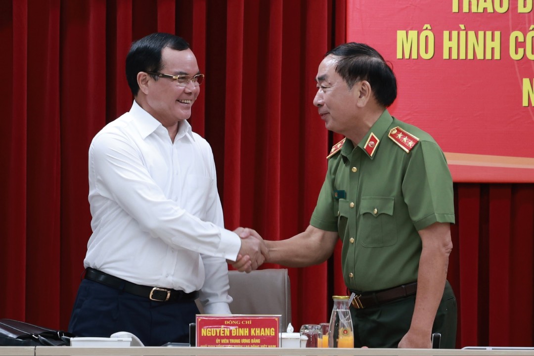 Presidente de VGCL Nguyen Dinh Khang y Viceministro de Seguridad Publica Tran Quoc expresaron en la conferencia. Foto: Hai Nguyen