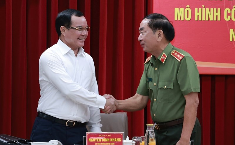 President of the Vietnam General Confederation of Labor Nguyen Dinh Khang and Deputy Minister of Public Security Tran Quoc To at the conference. Photo: Hai Nguyen