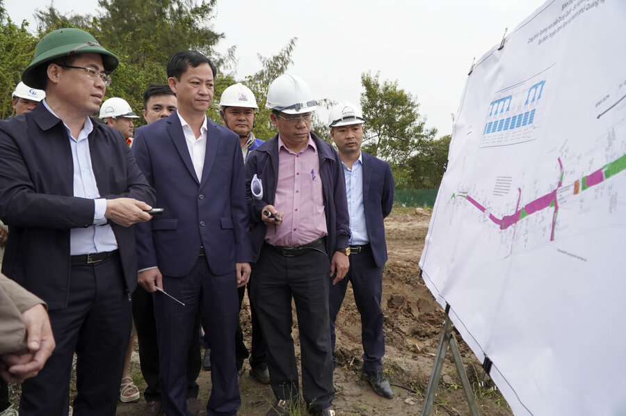 Ong Nguyen Hoang Giang - Chu tich UBND tinh Quang Ngai (doi mu coi ngoai cung ben trai) kiem tra tien do du an duong ven bien Dung Quat - Sa Huynh giai doan IIb va dong vien don vi thi cong vuot qua kho khan, day nhanh tien do du an. Anh: Vien Nguyen