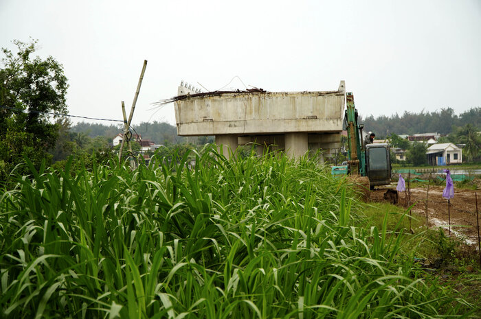 Land clearance problems are one of the reasons why the Dung Quat - Sa Huynh coastal road project phase IIb in Quang Ngai is delayed. Photo: Vien Nguyen
