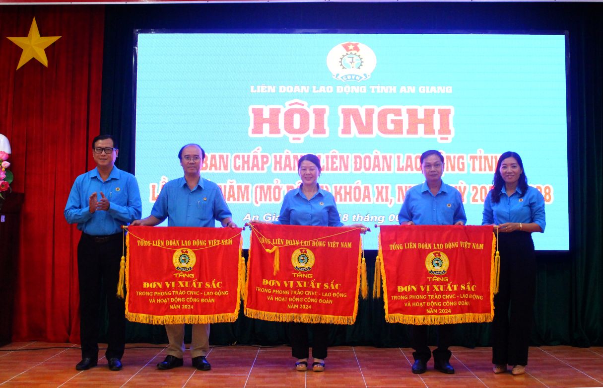 Trao Co thi dua toan dien cua Tong LDLD Viet Nam cho tap the dat thanh tich xuat sac trong phong trao thi dua va xay dung to chuc Cong doan vung manh nam 2024. Anh: Thanh Mai