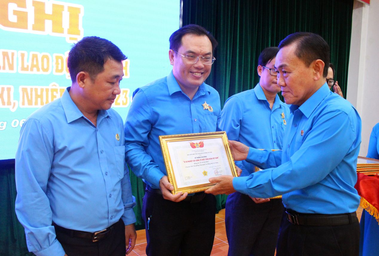 Trao Ky niem chuong “Vi su nghiep xay dung to chuc Cong doan” cho cac can bo Cong doan co nhieu dong gop. Anh: Thanh Mai
