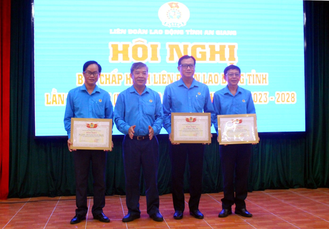 Trao Bang khen LDLD tinh cho 2 tap the, 1 ca nhan co thanh tich tieu bieu trong thuc hien cao diem thang phat trien doan vien, thanh lap Cong doan co so. Anh: Thanh Mai