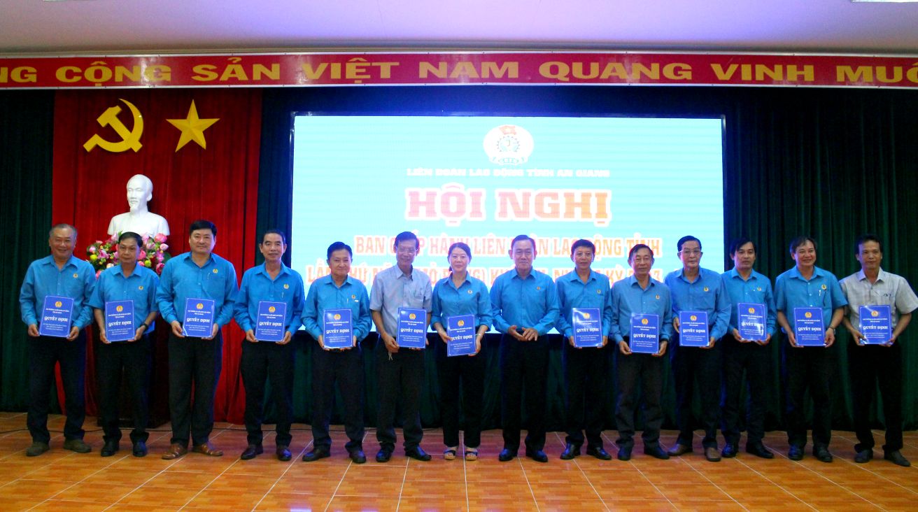 Chu tich LDLD tinh An Giang Chau Van Ly trao quyet dinh giai the, ket thuc hoat dong 15 Cong doan cap tren truc tiep co so. Anh: Thanh Mai