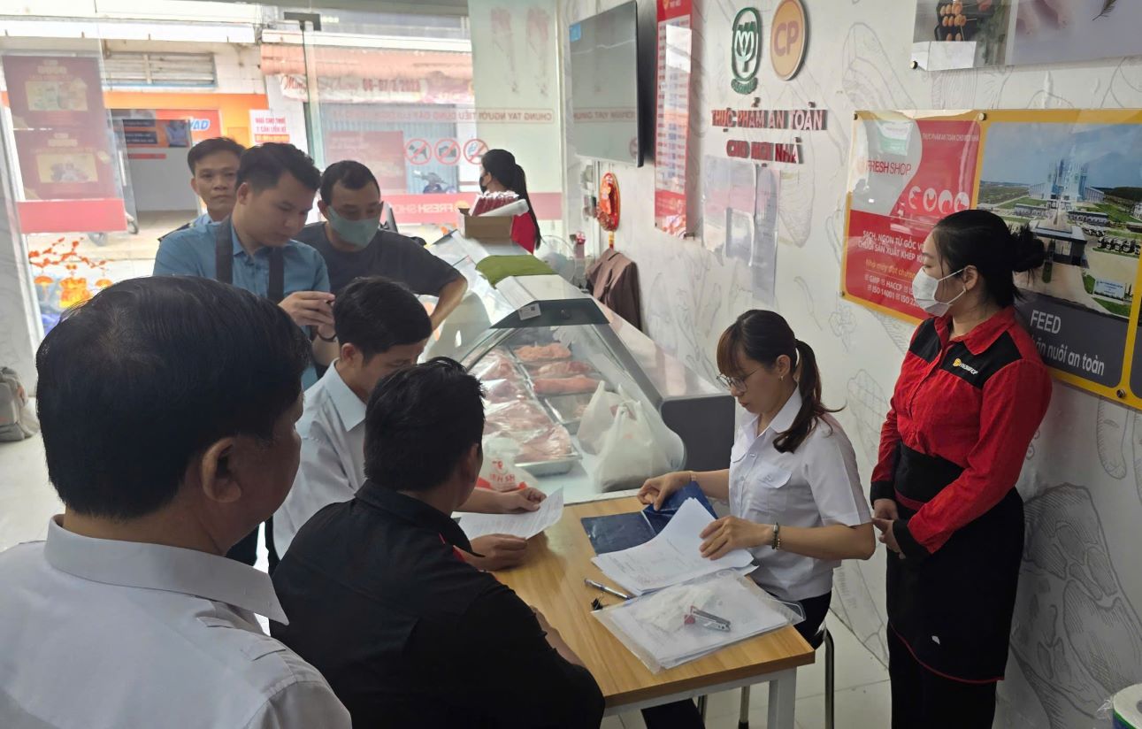 Lực lượng chức năng kiểm tra sản phẩm từ thịt tại cửa hàng C.P Fresh Shop tại thị trấn Mỹ Xuyên (huyện Mỹ Xuyên, tỉnh Sóc Trăng). Ảnh: Phương Anh