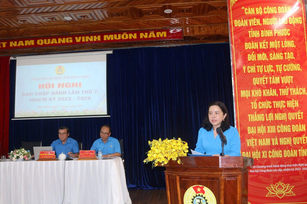 Ba Nguyen ThI Huong Giang – Chu tich LDLD tinh Binh Phuoc phat bieu tai hoi nghi. Anh: Van Son