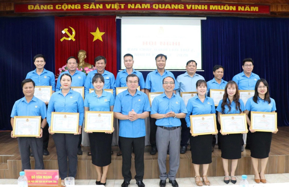 Pho Chu tich LDLD tinh Binh Phuoc Nguyen Van Sang va Nguyen Duc Thang trao bang khen cho cac ca nhan. Anh: Van Son