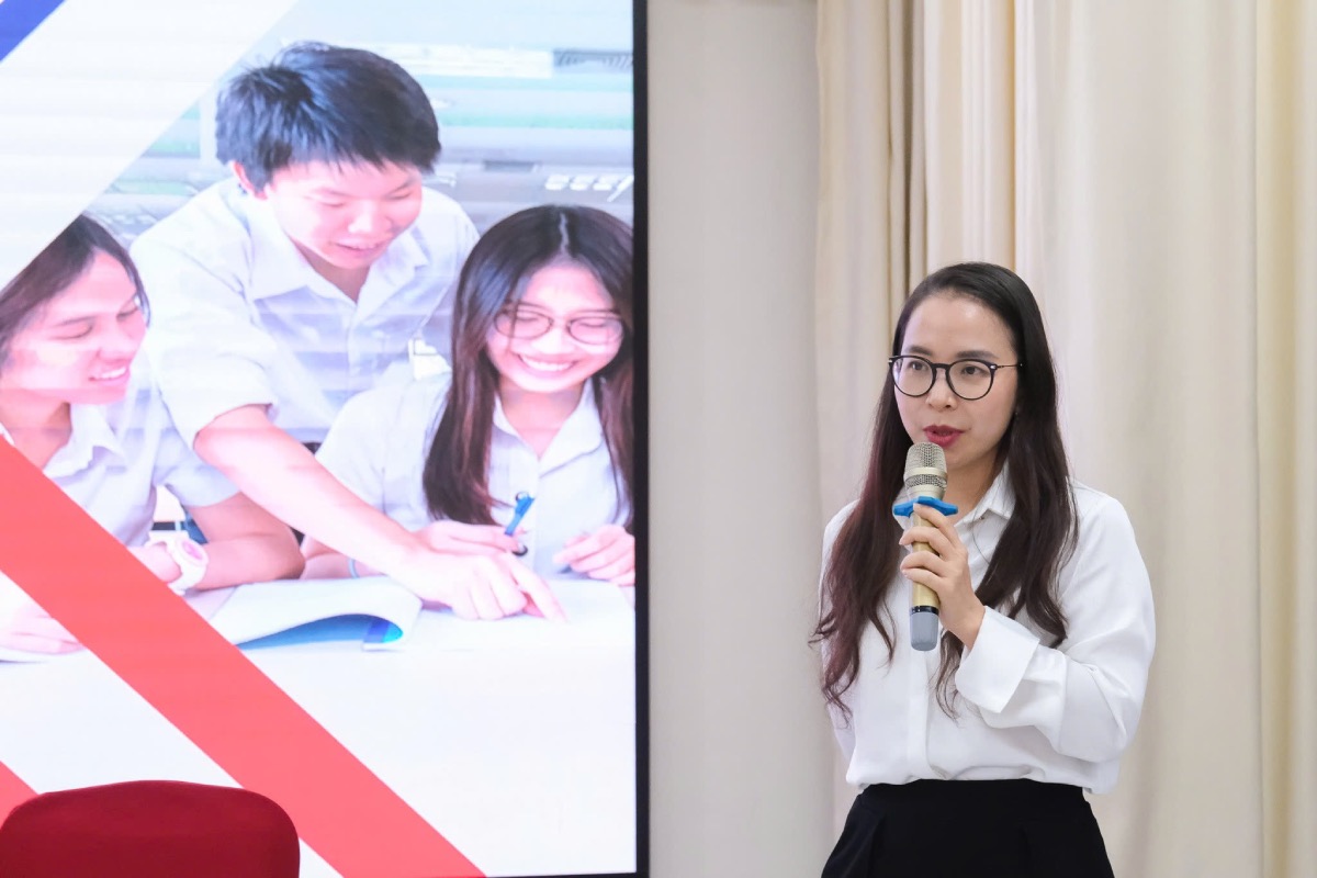 La Sra. Kim Ngoc Thanh Nga - Directora Adjunta del Centro Nacional de Innovacion (NIC) compartio informacion sobre la seleccion de candidatos de universidades vietnamitas para participar en el programa. Foto: Huong