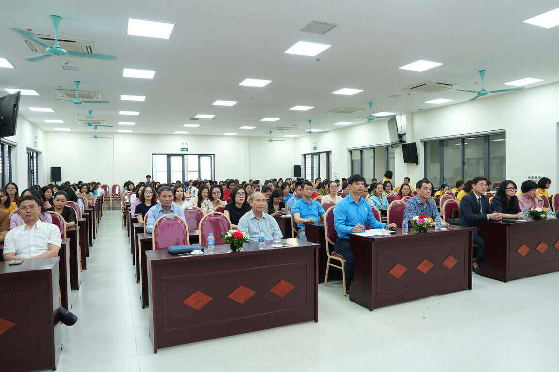 Comunicacion y difusion de politicas legales a trabajadores y empleados del distrito de GIA Lam. Foto: Hai Yen