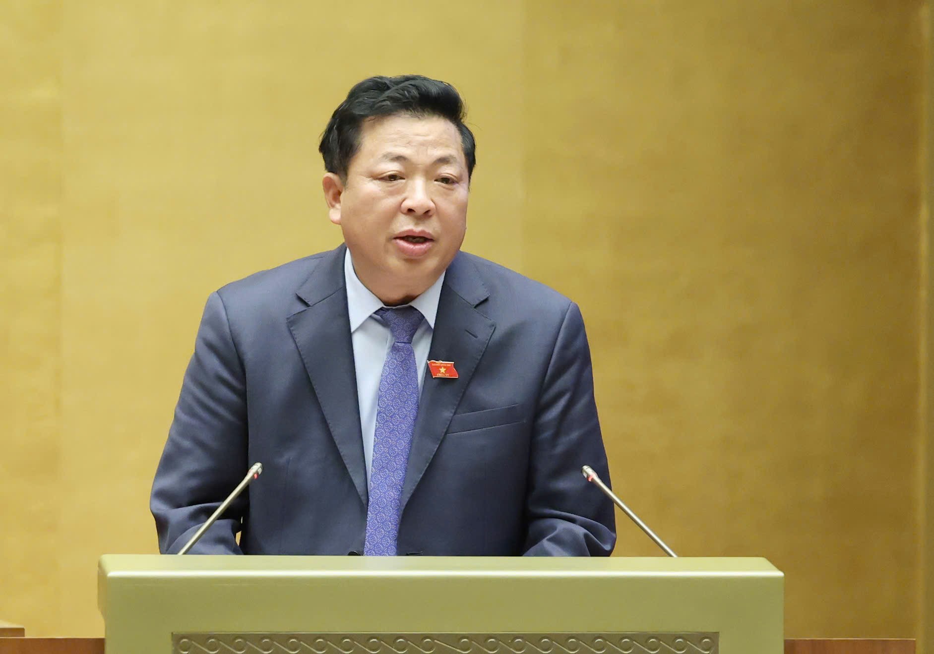 Minister of Construction Tran Hong Minh accepted and clarified the opinions of National Assembly deputies on the draft Law on Railway (amended). Photo: Pham Dong