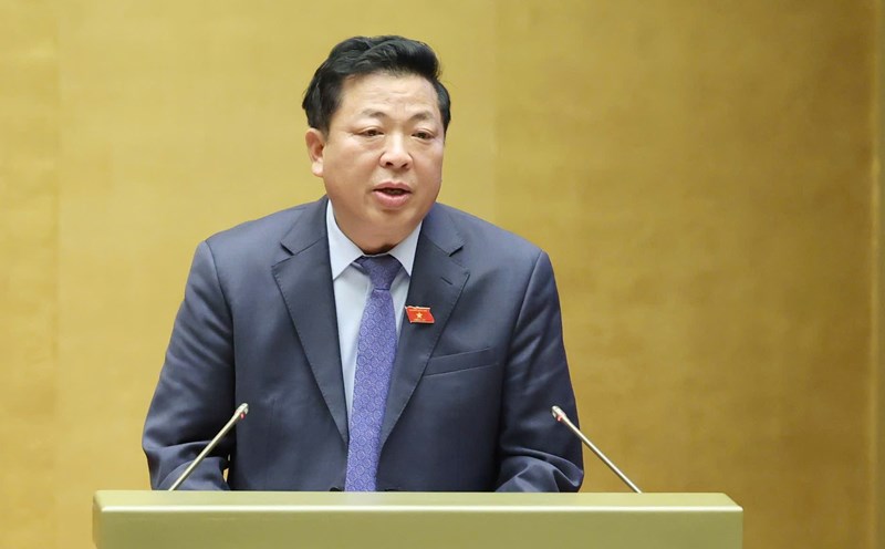 Minister of Construction Tran Hong Minh accepted and clarified the opinions of National Assembly deputies on the draft Law on Railway (amended). Photo: Pham Dong
