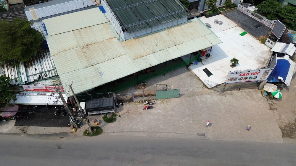 Mot so ho dan da roi di de lai nhung can nha trong, hoang vu. Anh: Anh Tu