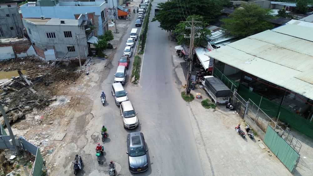 Doan 600 m duong Luong Dinh Cua bi vuong mat bang da tro thanh “nut that co chai“, hay ket xe. Anh: Anh Tu