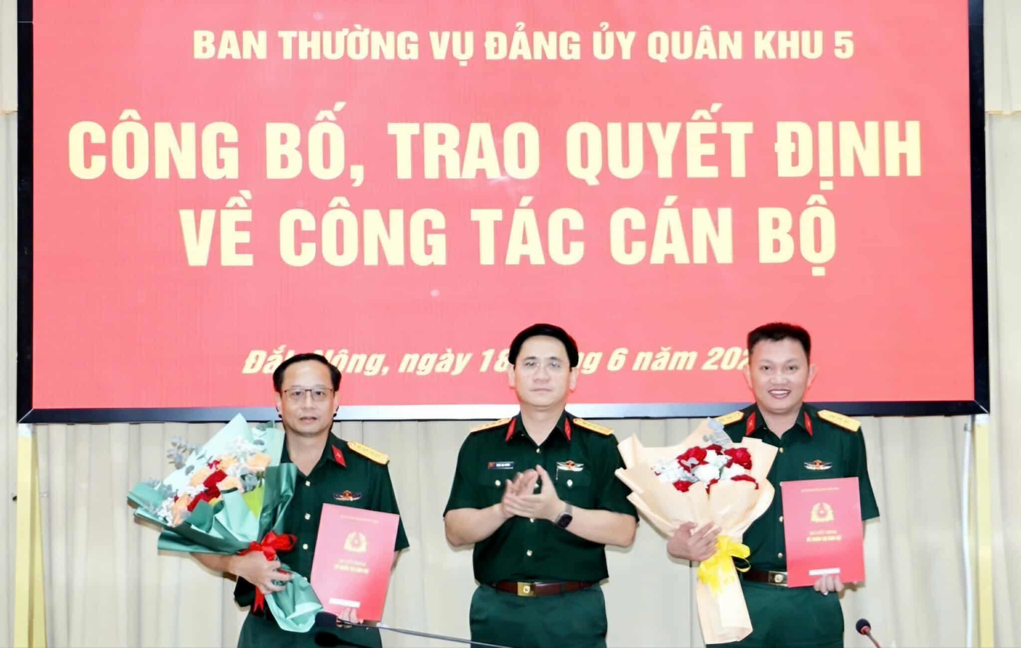 Coronel Phan Dai Nghia - Comandante Adjunto, Jefe de Gabinete de la Region Militar 5 felicito al coronel do Nguyen Hoai y al coronel Dao Duy Tan. Foto: Region militar 5