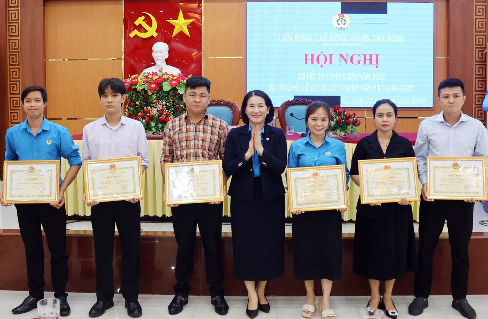 La Sra. Nguyen Thi Anh Lan - Presidenta de Quang Ngai Labor Union otorgo certificados de merito a excelentes colectivos en el año escolar 2024 - 2025 en Tra Bong. Foto: Quang Ngai Caderas