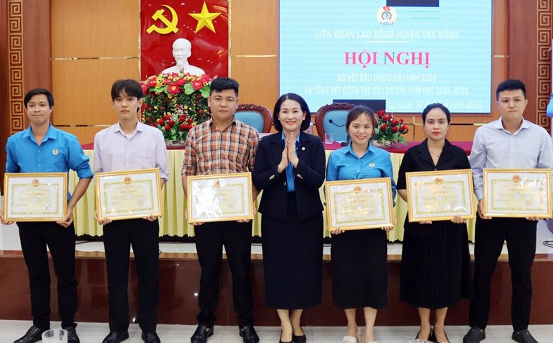 Ms. Nguyen Thi Anh Lan - President of the Quang Ngai Provincial Labor Federation awarded Certificates of Merit to outstanding collectives in the 2024 - 2025 school year in Tra Bong. Photo: Quang Ngai Trade Union