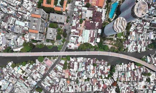 Những căn nhà lụp sụp ven rạch Văn Thánh (quận Bình Thạnh) - cách trung tâm TPHCM chỉ khoảng 500m. Ảnh: Anh Tú