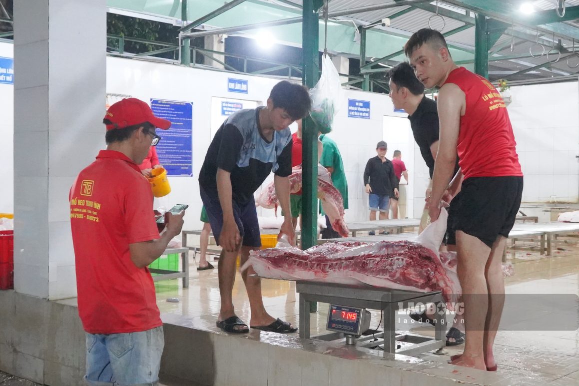Sau cac cong doan tam, chich dien va lam thit, san pham thit tiep tuc duoc can bo thu y kiem tra lan cuoi va dong dau xac nhan du dieu kien an toan moi duoc phep dua ra thi truong.
