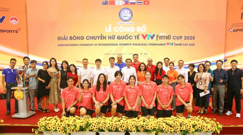 Ban to chuc chup hinh ki niem cung dai dien cac doi tuyen tham du. Anh: VTV
